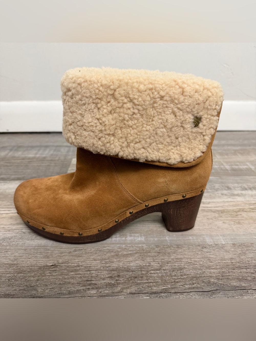 UGG Lynnea Fold Over Brown Leather Shearling Cuff Clog Boots, size 9